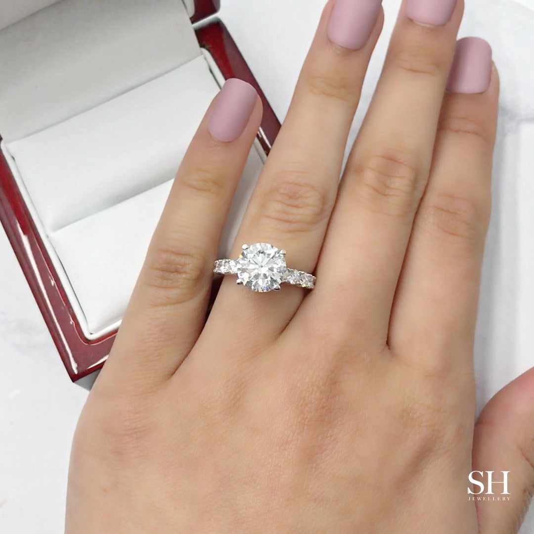 4-claw Beauty Engagement Ring with Scalloped band