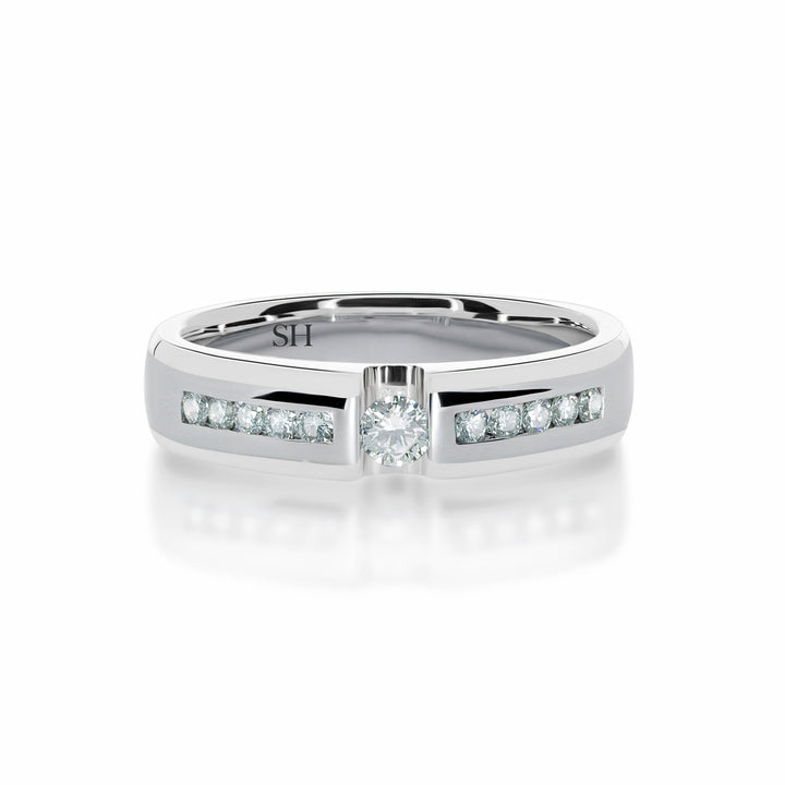 Pictured with 0.40ct diamond|thumb_caption: 0.40 carat|thumb_group:1|grid_preview:true