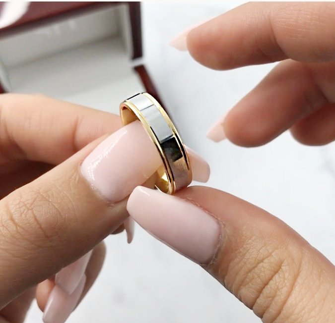 Pictured with 18k two tone gold|thumb_caption: 18k two tone gold|thumb_group:2|grid_preview:true