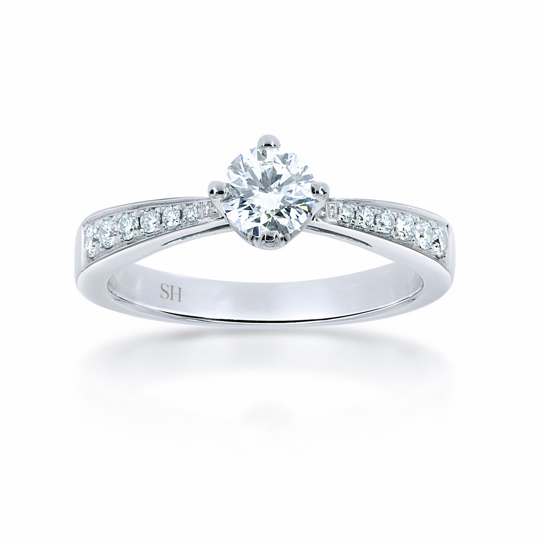 Classic offset 4-Claw setting with tapered band - W0021
