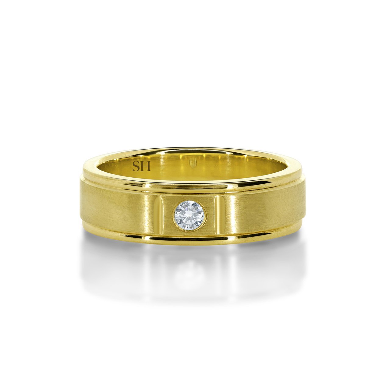 Men's satin finish diamond wedding band with grooves to edges R12-002B-W0074. This classic 18k white gold men's wedding band has been centrally hammer set with a round brilliant cut diamond. The subtlety of the diamond is enhanced with an all over satin finish. The ring has an extra thickness and weight to it and has a uniform width. Although the profile of this ring is flat