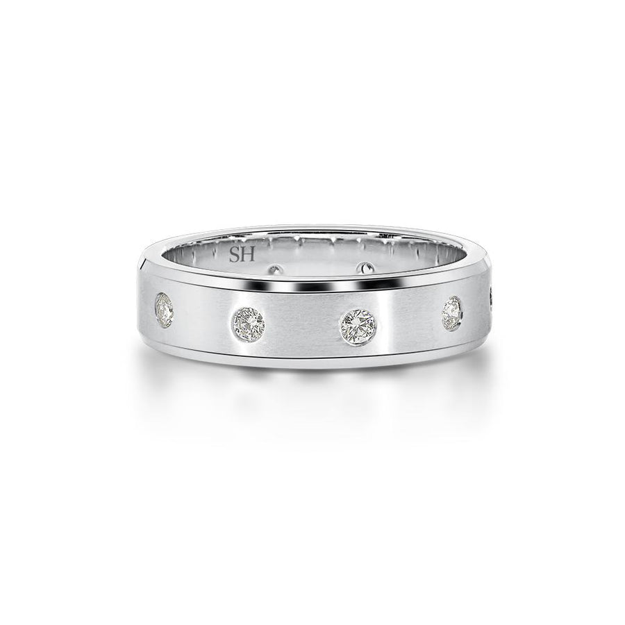 Pictured with 0.30ct diamond|thumb_caption: 0.30 carat|thumb_group:1