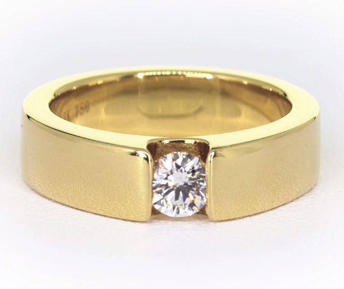 Modern wedding band with floating round-cut diamond 5.5mm - W0105