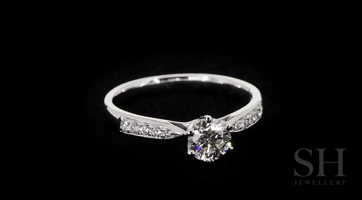 video:wsCUOQT9Lwc|video360:true|caption:Shown with 0.50ct diamond.|option:Carats=0.50 carat|thumb_caption:0.50 carat