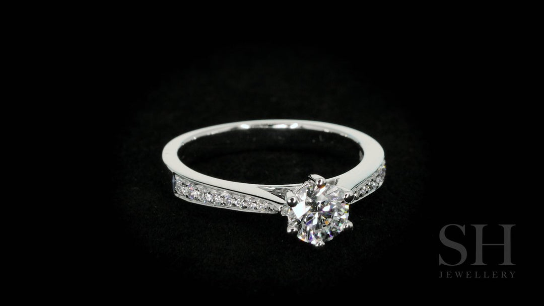Timeless 6-Claw beauty with tapered band - W0254