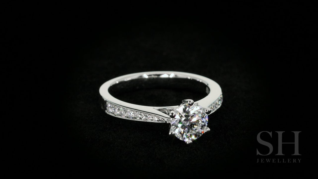 Timeless 6-Claw beauty with tapered band - W0254