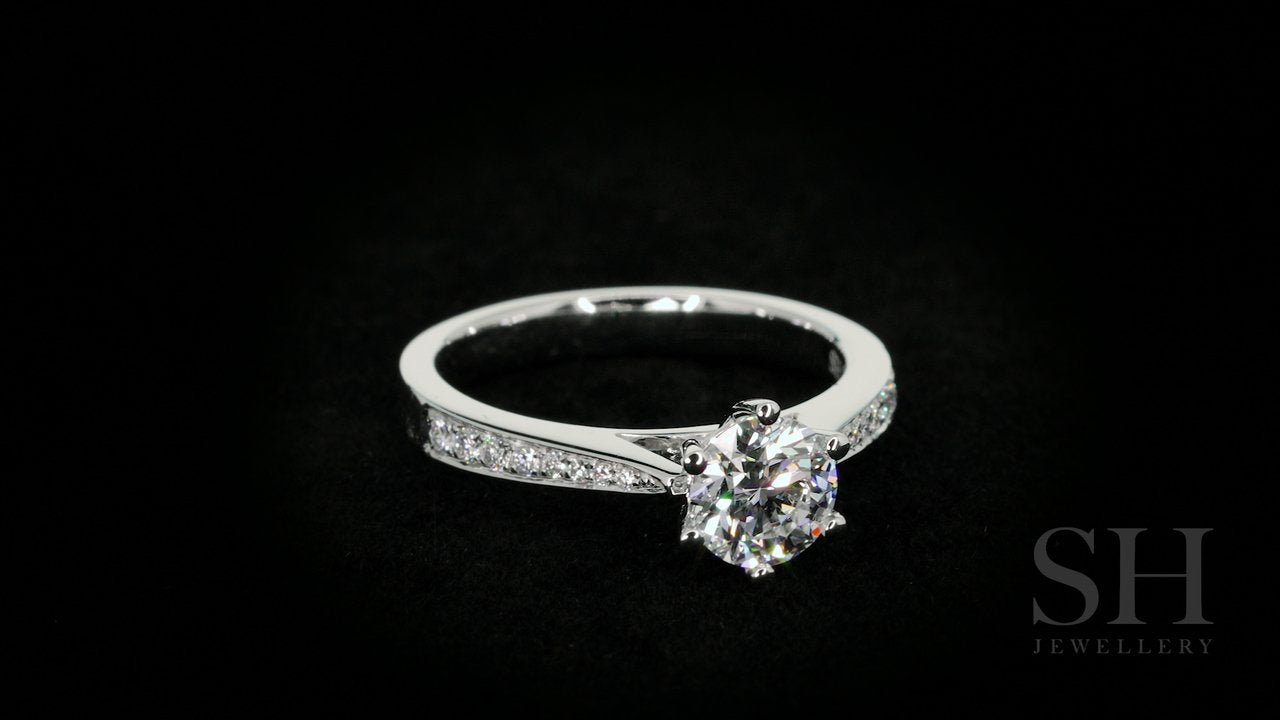Timeless 6-Claw beauty with tapered band - W0254