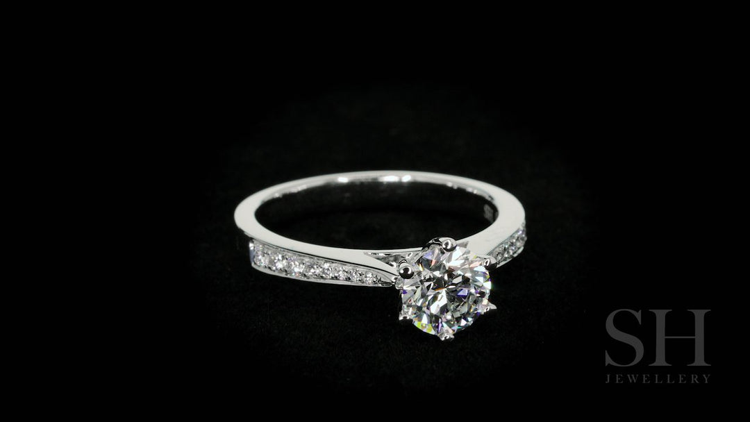 Timeless 6-Claw beauty with tapered band - W0254