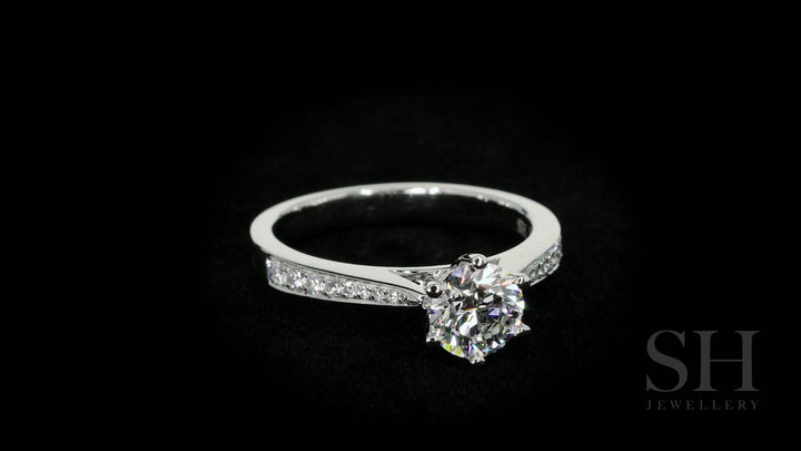 Timeless 6-Claw beauty with tapered band - W0254