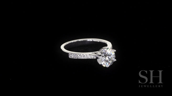 Timeless 6-Claw beauty with tapered band - W0254