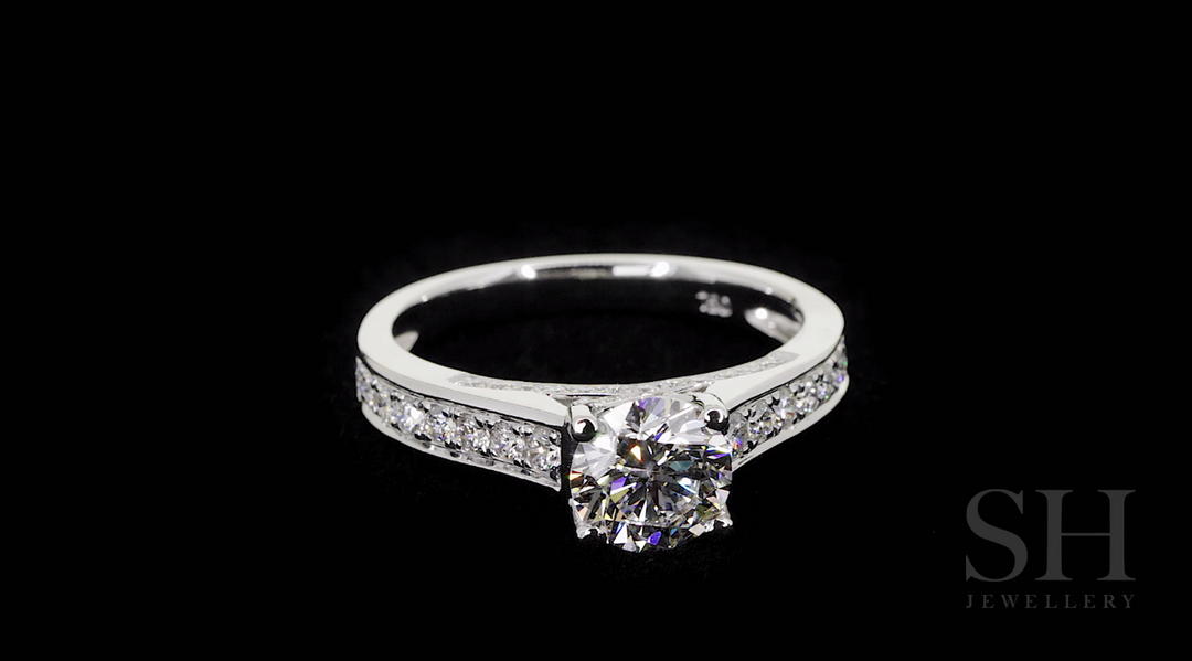 video:kzROI21r5P4|video360:true|caption:Shown with 0.90ct diamond.|option:Carats=0.90 carat|thumb_caption:0.90 carat