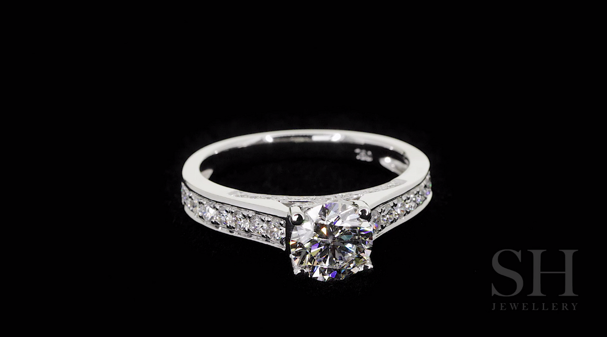 video:kzROI21r5P4|video360:true|caption:Shown with 0.90ct diamond.|option:Carats=0.90 carat|thumb_caption:0.90 carat