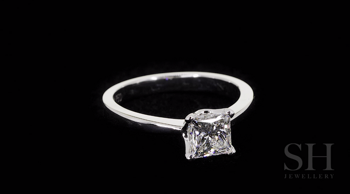 video:aD5uLkuvrjQ|video360:true|caption:Shown with 1.02ct diamond.|option:Carats=1.0 carat|thumb_caption:1.0 carat|thumb_group:2