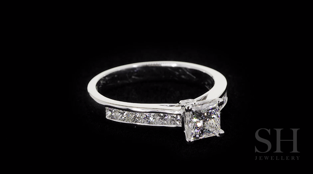 video:PuJ1uEbwasQ|video360:true|caption:Shown with 0.80ct diamond.|option:Carats=0.80 carat|thumb_caption:0.80 carat