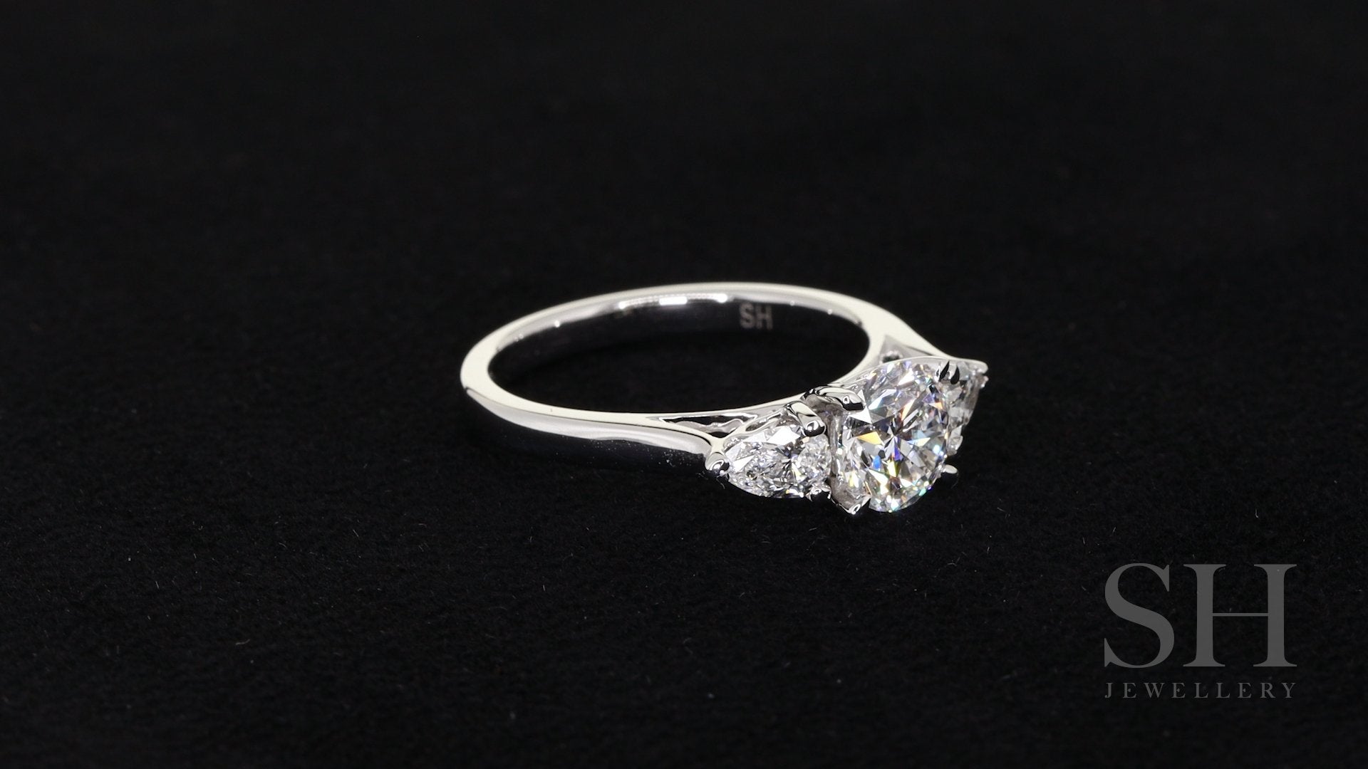 video:b90QSYNjmlE|video360:true|caption:Shown with 1.0ct diamond.|option:Carats=1.0 carat|thumb_caption:1.0 carat