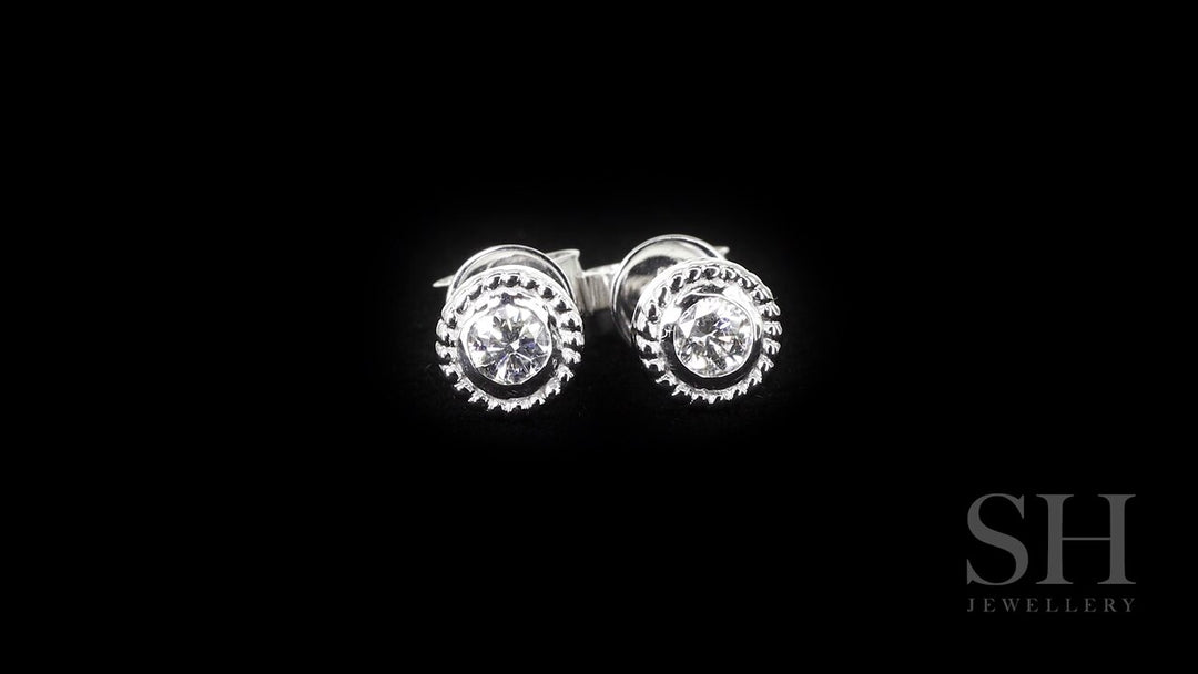 video:U6u6gYr5NKU|video360:true|caption:Shown with 0.36ct diamond.|option:Carats=0.36 carat|thumb_caption:0.36ct TW centre diamonds (0.18ct each)|thumb_group:2