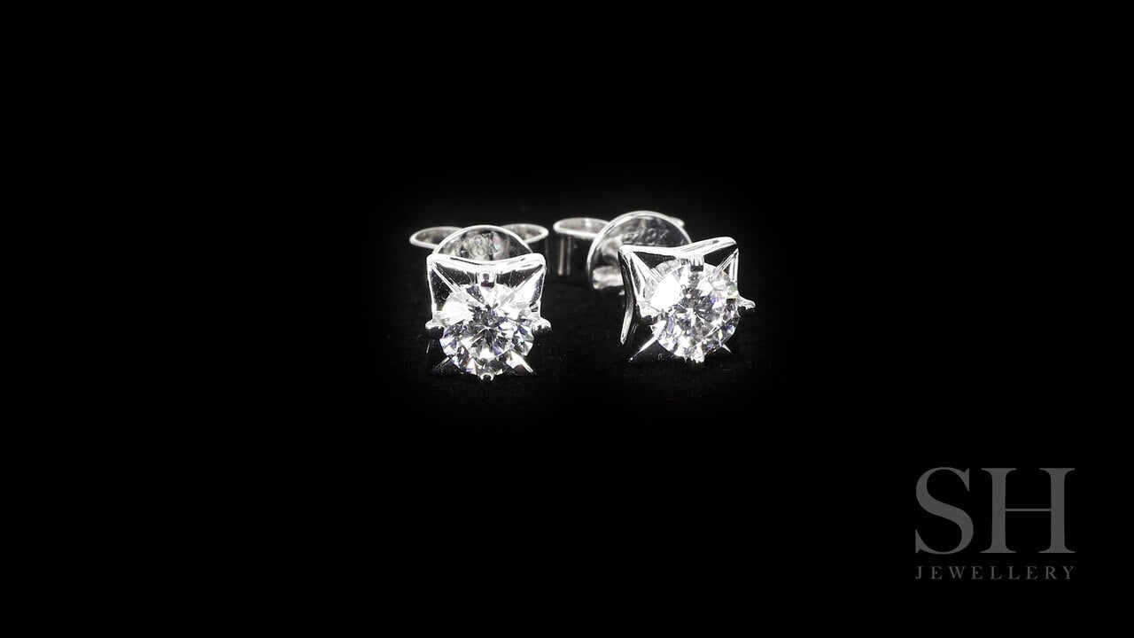 video:7oaBw489WwA|video360:true|caption:Shown with 0.68ct diamond.|option:Carats=0.50 carat|thumb_caption:0.50ct TW centre diamonds (0.25ct each)|thumb_group:2