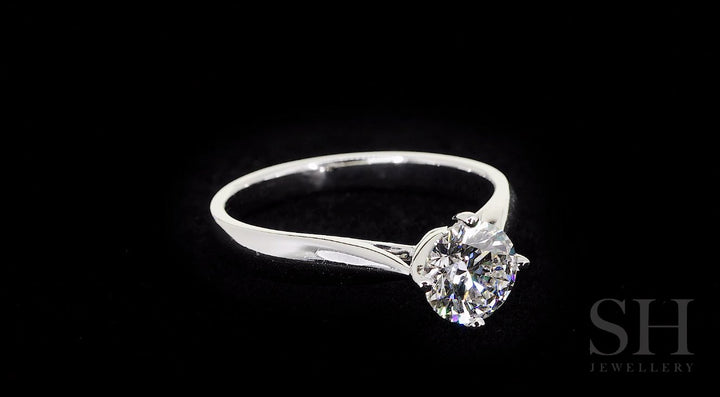 video:qF_yw7VgVmo|video360:true|caption:Shown with 1.06ct diamond.|option:Carats=1.0 carat|thumb_caption:1 carat|thumb_group:2
