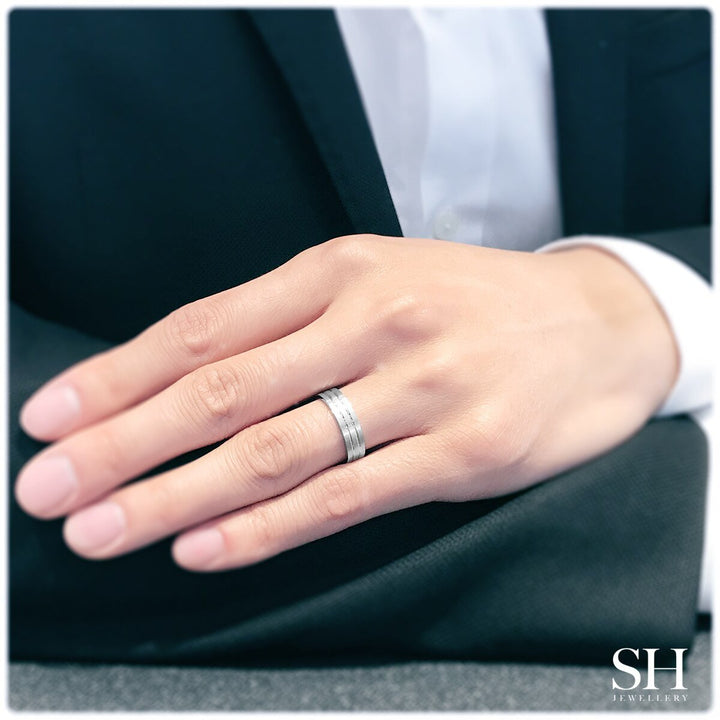 Pictured with 18kt white gold|thumb_caption: 18kt white gold|thumb_group:2
