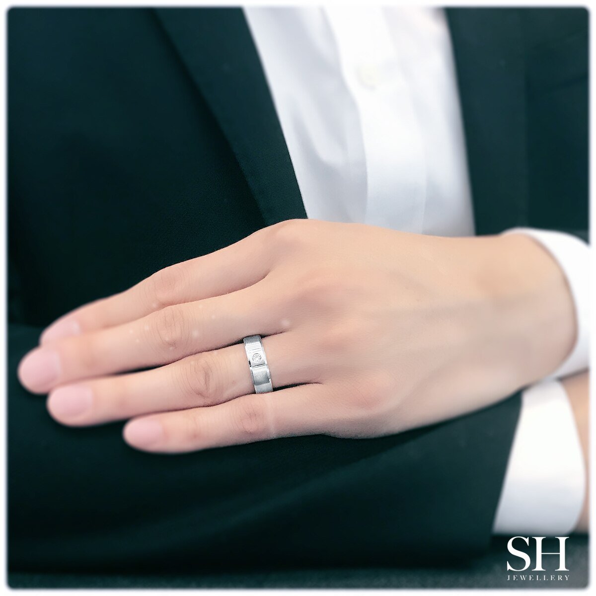 Pictured with 0.10ct diamond|thumb_caption:0.10 carat|thumb_group:2|grid_preview:true